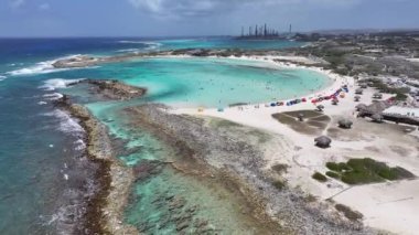 Oranjestad Aruba 'daki San Nicolas' taki Bebek Plajı. Plaj manzarası. Karayip Cenneti. San Nicolas Oranjestad Aruba 'da. Deniz Burnu Açık Hava. Doğa Turizmi.