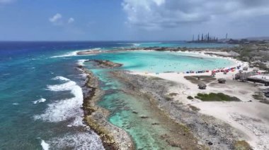 Oranjestad Aruba 'daki San Nicolas' taki Bebek Plajı. Plaj manzarası. Karayip Cenneti. San Nicolas Oranjestad Aruba 'da. Deniz Burnu Açık Hava. Doğa Turizmi.