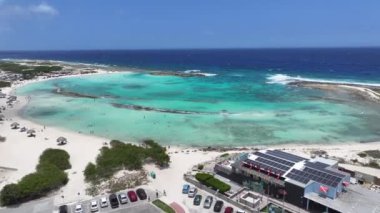 Hollanda Karayipler 'deki Oranjestad' daki Baby Beach Aruba. Karayip Sahili. Mavi Deniz Arkaplanı. Hollanda Karayipler 'deki Oranjestad Aruba. Turizm arazisi. Doğa Deniz Burnu.