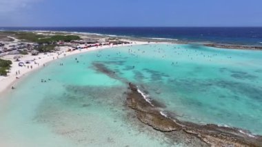 Oranjestad Aruba 'daki San Nicolas' taki Bebek Plajı. Plaj manzarası. Karayip Cenneti. San Nicolas Oranjestad Aruba 'da. Deniz Burnu Açık Hava. Doğa Turizmi.