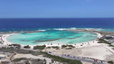 Oranjestad Aruba 'daki San Nicolas' taki Bebek Plajı. Plaj manzarası. Karayip Cenneti. San Nicolas Oranjestad Aruba 'da. Deniz Burnu Açık Hava. Doğa Turizmi.