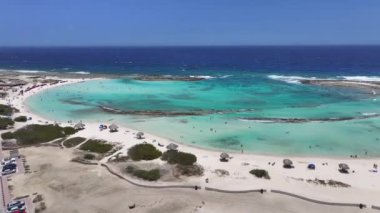 Hollanda Karayipler 'deki Oranjestad' daki Baby Beach Aruba. Karayip Sahili. Mavi Deniz Arkaplanı. Hollanda Karayipler 'deki Oranjestad Aruba. Turizm arazisi. Doğa Deniz Burnu.