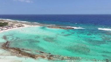 Oranjestad Aruba 'daki San Nicolas' taki Bebek Plajı. Plaj manzarası. Karayip Cenneti. San Nicolas Oranjestad Aruba 'da. Deniz Burnu Açık Hava. Doğa Turizmi.