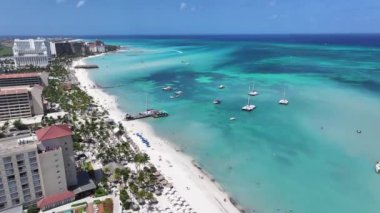 Hollanda Karayipler 'deki Oranjestad' daki Palm Beach Aruba. Karayip Sahili. Mavi Deniz Arkaplanı. Hollanda Karayipler 'deki Oranjestad Aruba. Turizm arazisi. Doğa Deniz Burnu.