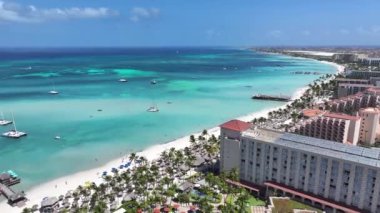 Oranjestad Aruba 'daki Palm Beach' teki High Rise Otelleri. Plaj manzarası. Karayip Cenneti. Oranjestad Aruba 'daki Palm Beach. Deniz Burnu Açık Hava. Doğa Turizmi.
