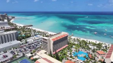 Hollanda Karayipler 'deki Oranjestad' daki Palm Beach Aruba. Karayip Sahili. Mavi Deniz Arkaplanı. Hollanda Karayipler 'deki Oranjestad Aruba. Turizm arazisi. Doğa Deniz Burnu.