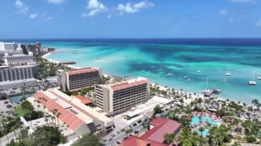 Oranjestad Aruba 'daki Palm Beach' teki High Rise Otelleri. Plaj manzarası. Karayip Cenneti. Oranjestad Aruba 'daki Palm Beach. Deniz Burnu Açık Hava. Doğa Turizmi.