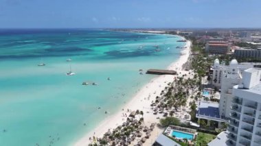 Oranjestad Aruba 'daki Palm Beach' teki High Rise Otelleri. Plaj manzarası. Karayip Cenneti. Oranjestad Aruba 'daki Palm Beach. Deniz Burnu Açık Hava. Doğa Turizmi.