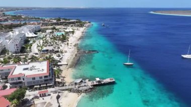 Bonaire Skyline, Bonaire Hollanda Antilleri 'ndeki Kralendijk' te. Plaj manzarası. Karayip Adası. Bonaire Hollanda Antilleri 'nde Kralendijk. Deniz Burnu Açık Hava. Doğa Turizmi.