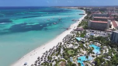 Hollanda Karayipler 'deki Oranjestad' daki Palm Beach Aruba. Plaj manzarası. Karayip Cenneti. Hollanda Karayipler 'deki Oranjestad Aruba. Deniz Burnu Açık Hava. Doğa Turizmi.
