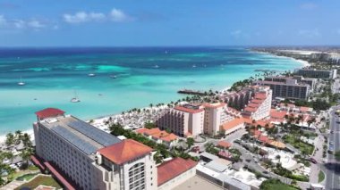 Hollanda Karayipler 'deki Oranjestad' daki Palm Beach Aruba. Karayip Sahili. Mavi Deniz Arkaplanı. Hollanda Karayipler 'deki Oranjestad Aruba. Turizm arazisi. Doğa Deniz Burnu.