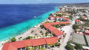 Bonaire Hollanda Antilleri 'ndeki Kralendijk sahilindeki tatil köyünde. Ada Sahili. Mavi Deniz Manzarası. Bonaire Hollanda Antilleri 'nde Kralendijk. Turizm arka planı. Doğa Deniz Burnu.