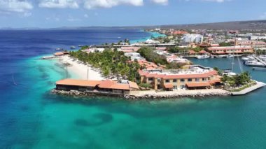 Bonaire Hollanda Antilleri 'ndeki Kralendijk sahilindeki tatil köyünde. Ada Sahili. Mavi Deniz Manzarası. Bonaire Hollanda Antilleri 'nde Kralendijk. Turizm arka planı. Doğa Deniz Burnu.