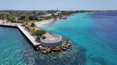 Bonaire Hollanda Antilleri 'ndeki Karayip İskelesi. Plaj manzarası. Karayip Adası. Bonaire Hollanda Antilleri 'nde Kralendijk. Deniz Burnu Açık Hava. Doğa Turizmi.