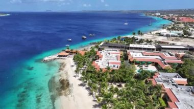 Bonaire Hollanda Antilleri 'ndeki Kralendijk' te Karayip Skyline 'ı. Ada Sahili. Mavi Deniz Manzarası. Bonaire Hollanda Antilleri 'nde Kralendijk. Turizm arka planı. Doğa Deniz Burnu.