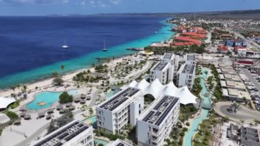 Hollanda 'nın Bonaire Antilleri' ndeki Kralendijk 'te rıhtım tatil köyü. Plaj manzarası. Karayip Adası. Bonaire Hollanda Antilleri 'nde Kralendijk. Deniz Burnu Açık Hava. Doğa Turizmi.