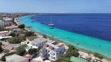 Bonaire Hollanda Antilleri 'ndeki Kralendijk' te Karayip Skyline 'ı. Ada Sahili. Mavi Deniz Manzarası. Bonaire Hollanda Antilleri 'nde Kralendijk. Turizm arka planı. Doğa Deniz Burnu.