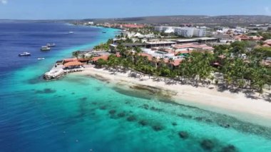 Bonaire Skyline, Bonaire Hollanda Antilleri 'ndeki Kralendijk' te. Plaj manzarası. Karayip Adası. Bonaire Hollanda Antilleri 'nde Kralendijk. Deniz Burnu Açık Hava. Doğa Turizmi.