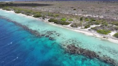 Klein Bonaire Kralendijk, Bonaire Hollanda Antilleri 'nde. Ada Sahili. Mavi Deniz Manzarası. Bonaire Hollanda Antilleri 'nde Kralendijk. Turizm arka planı. Doğa Deniz Burnu.