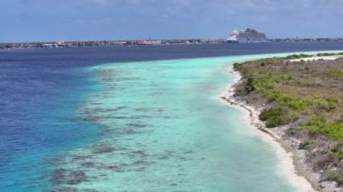 Klein Bonaire Sahili Kralendijk, Bonaire Hollanda Antilleri. Plaj manzarası. Karayip Adası. Bonaire Hollanda Antilleri 'nde Kralendijk. Deniz Burnu Açık Hava. Doğa Turizmi.