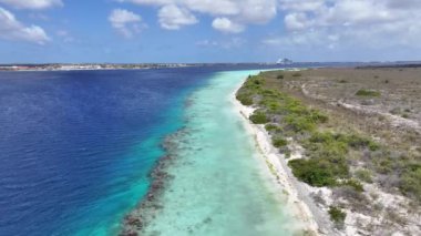 Klein Bonaire Kralendijk, Bonaire Hollanda Antilleri 'nde. Ada Sahili. Mavi Deniz Manzarası. Bonaire Hollanda Antilleri 'nde Kralendijk. Turizm arka planı. Doğa Deniz Burnu.