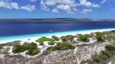 Klein Bonaire Kralendijk, Bonaire Hollanda Antilleri 'nde. Ada Sahili. Mavi Deniz Manzarası. Bonaire Hollanda Antilleri 'nde Kralendijk. Turizm arka planı. Doğa Deniz Burnu.