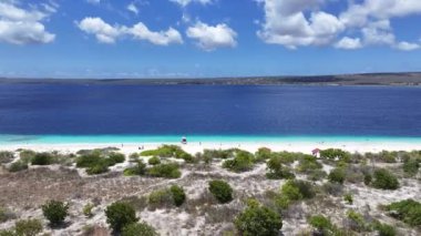Klein Bonaire Sahili Kralendijk, Bonaire Hollanda Antilleri. Plaj manzarası. Karayip Adası. Bonaire Hollanda Antilleri 'nde Kralendijk. Deniz Burnu Açık Hava. Doğa Turizmi.