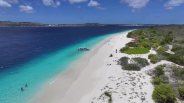 Klein Bonaire Kralendijk, Bonaire Hollanda Antilleri 'nde. Ada Sahili. Mavi Deniz Manzarası. Bonaire Hollanda Antilleri 'nde Kralendijk. Turizm arka planı. Doğa Deniz Burnu.