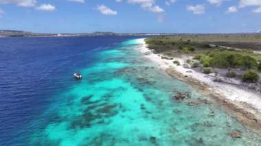 Klein Bonaire Kralendijk, Bonaire Hollanda Antilleri 'nde. Ada Sahili. Mavi Deniz Manzarası. Bonaire Hollanda Antilleri 'nde Kralendijk. Turizm arka planı. Doğa Deniz Burnu.