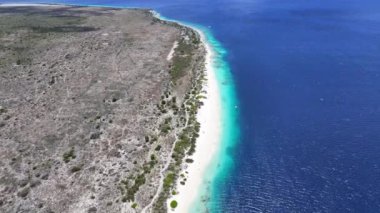 Klein Bonaire Sahili Kralendijk, Bonaire Hollanda Antilleri. Plaj manzarası. Karayip Adası. Bonaire Hollanda Antilleri 'nde Kralendijk. Deniz Burnu Açık Hava. Doğa Turizmi.
