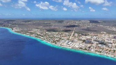 Klein Bonaire Sahili Kralendijk, Bonaire Hollanda Antilleri. Plaj manzarası. Karayip Adası. Bonaire Hollanda Antilleri 'nde Kralendijk. Deniz Burnu Açık Hava. Doğa Turizmi.