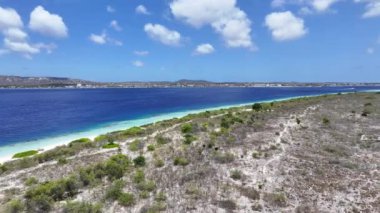 Klein Bonaire Kralendijk, Bonaire Hollanda Antilleri 'nde. Ada Sahili. Mavi Deniz Manzarası. Bonaire Hollanda Antilleri 'nde Kralendijk. Turizm arka planı. Doğa Deniz Burnu.