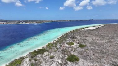 Klein Bonaire Sahili Kralendijk, Bonaire Hollanda Antilleri. Plaj manzarası. Karayip Adası. Bonaire Hollanda Antilleri 'nde Kralendijk. Deniz Burnu Açık Hava. Doğa Turizmi.