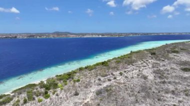 Klein Bonaire Kralendijk, Bonaire Hollanda Antilleri 'nde. Ada Sahili. Mavi Deniz Manzarası. Bonaire Hollanda Antilleri 'nde Kralendijk. Turizm arka planı. Doğa Deniz Burnu.