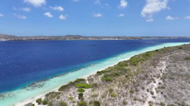 Klein Bonaire Kralendijk, Bonaire Hollanda Antilleri 'nde. Ada Sahili. Mavi Deniz Manzarası. Bonaire Hollanda Antilleri 'nde Kralendijk. Turizm arka planı. Doğa Deniz Burnu.