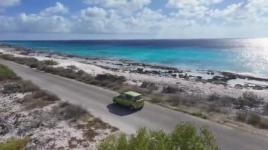 Hollanda 'nın Bonaire Antilleri' ndeki Kralendijk 'te sahil yolu. Deniz Burnu Manzarası. Karayip Yolu. Bonaire Hollanda Antilleri 'nde Kralendijk. Sahilde. Turizm Seyahati.