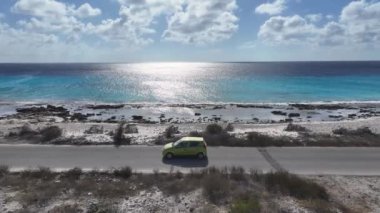 Bonaire Hollanda Antilleri 'ndeki Kralendijk Karayip Yolu' nda. Deniz Burnu Manzarası. Karayip Yolu. Bonaire Hollanda Antilleri 'nde Kralendijk. Sahilde. Turizm Seyahati.