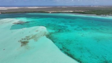 Hollanda 'nın Bonaire Antilleri' ndeki Kralendijk 'te Sorobon Plajı. Ada Sahili. Mavi Deniz Manzarası. Bonaire Hollanda Antilleri 'nde Kralendijk. Turizm arka planı. Doğa Deniz Burnu.