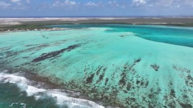 Hollanda 'nın Bonaire Antilleri' ndeki Kralendijk 'te Sorobon Plajı. Ada Sahili. Mavi Deniz Manzarası. Bonaire Hollanda Antilleri 'nde Kralendijk. Turizm arka planı. Doğa Deniz Burnu.