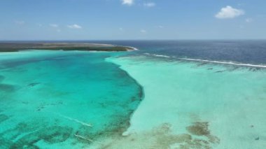 Hollanda 'nın Bonaire Antilleri' ndeki Kralendijk 'te Sorobon Plajı. Ada Sahili. Mavi Deniz Manzarası. Bonaire Hollanda Antilleri 'nde Kralendijk. Turizm arka planı. Doğa Deniz Burnu.