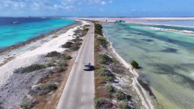 Bonaire Hollanda Antilleri 'ndeki Kralendijk Karayip Yolu' nda. Deniz Burnu Manzarası. Karayip Yolu. Bonaire Hollanda Antilleri 'nde Kralendijk. Sahilde. Turizm Seyahati.