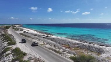 Hollanda 'nın Bonaire Antilleri' ndeki Kralendijk 'te sahil yolu. Deniz Burnu Manzarası. Karayip Yolu. Bonaire Hollanda Antilleri 'nde Kralendijk. Sahilde. Turizm Seyahati.