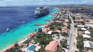 Bonaire Skyline, Bonaire Hollanda Antilleri 'ndeki Kralendijk' te. Karayip Adası. Skyline şehir merkezinde. Bonaire Hollanda Antilleri 'nde Kralendijk. Bonaire Limanı 'nın simgesi. Renkli Binalar.