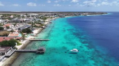 Bonaire Sea at Kralendijk, Bonaire Hollanda Antilleri. Karayip Adası. Skyline şehir merkezinde. Bonaire Hollanda Antilleri 'nde Kralendijk. Karayipler Sahilinin simgesi. Renkli Binalar.