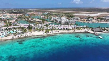 Bonaire Skyline, Bonaire Hollanda Antilleri 'ndeki Kralendijk' te. Karayip Adası. Skyline şehir merkezinde. Bonaire Hollanda Antilleri 'nde Kralendijk. Bonaire Limanı 'nın simgesi. Renkli Binalar.