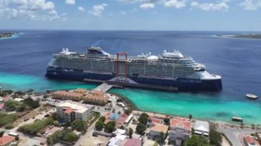 Bonaire Hollanda 'nın Bonaire Antilleri' ndeki Bonaire Limanı. Karayip Adası. Skyline şehir merkezinde. Bonaire Hollanda Antilleri 'nde Kralendijk. Karayipler Sahilinin simgesi. Renkli Binalar.