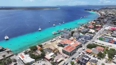 Bonaire Skyline, Bonaire Hollanda Antilleri 'ndeki Kralendijk' te. Karayip Adası. Skyline şehir merkezinde. Bonaire Hollanda Antilleri 'nde Kralendijk. Bonaire Limanı 'nın simgesi. Renkli Binalar.