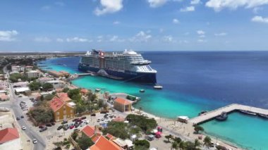 Bonaire Hollanda 'nın Bonaire Antilleri' ndeki Bonaire Limanı. Karayip Adası. Skyline şehir merkezinde. Bonaire Hollanda Antilleri 'nde Kralendijk. Karayipler Sahilinin simgesi. Renkli Binalar.