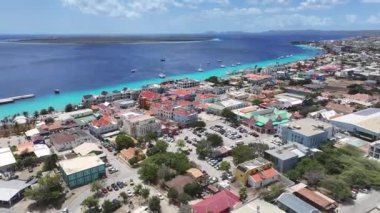 Bonaire Hollanda 'nın Bonaire Antilleri' ndeki Bonaire 'de. Karayip Adası. Skyline şehir merkezinde. Bonaire Hollanda Antilleri 'nde Kralendijk. Karayipler Sahilinin simgesi. Renkli Binalar.