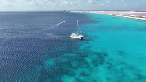 Zeilboot Bij Kralendijk Bonaire Nederlandse Antillen Strand Landschap Caribisch Eiland — Stockvideo